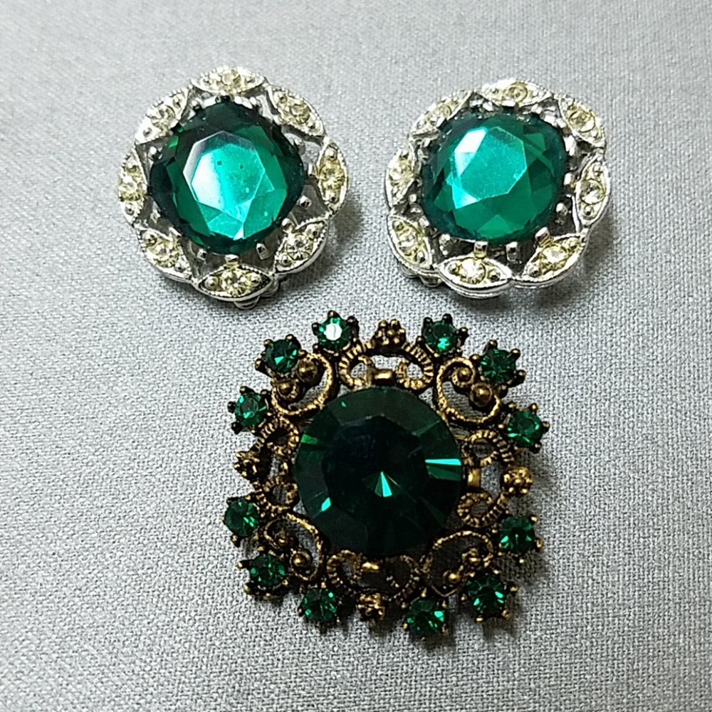 Brooch & 1 pair of earrings